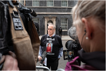 Ritchie Lee speaking to the press outside Downing Street